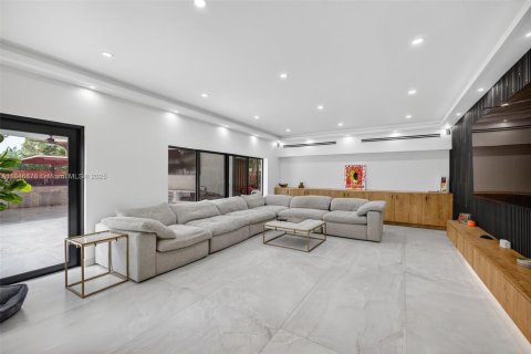 House in Fort Lauderdale, Florida 6 bedrooms, 420.57 sq.m. № 1874923 - photo 12