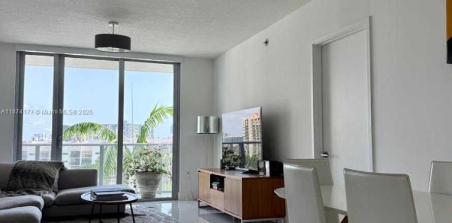 Condominio en Sunny Isles Beach, Florida, 2 dormitorios  № 1980140
