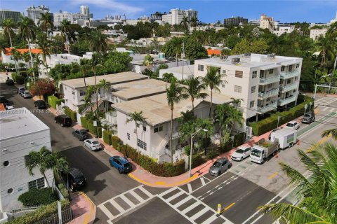 Condo in Miami Beach, Florida  № 2077811 - photo 27