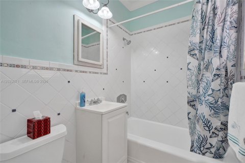 Condo in Miami Beach, Florida  № 2077811 - photo 10