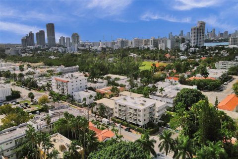 Condo in Miami Beach, Florida  № 2077811 - photo 24