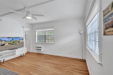 Condo in Miami Beach, Florida  № 2077811 - photo 5