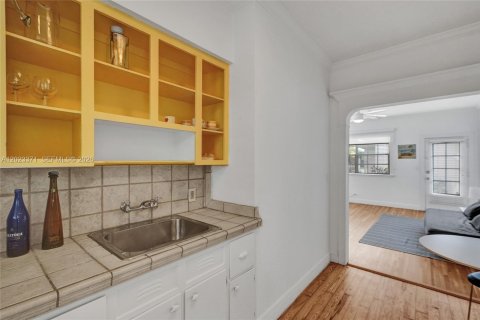 Condo in Miami Beach, Florida  № 2077811 - photo 8