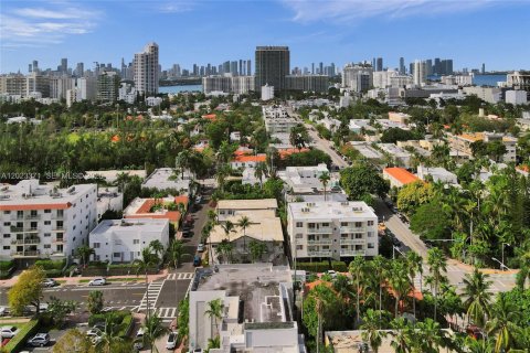 Condo in Miami Beach, Florida  № 2077811 - photo 25