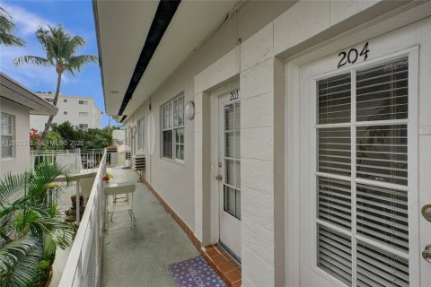 Condo in Miami Beach, Florida  № 2077811 - photo 12
