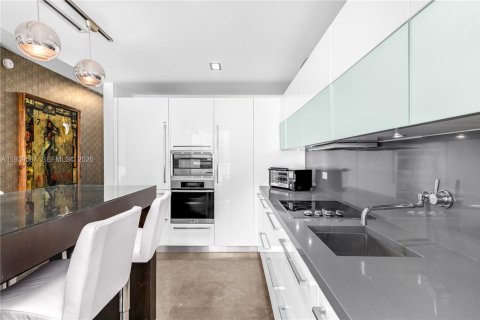 Condo in Miami Beach, Florida, 1 bedroom № 1997596 - photo 4