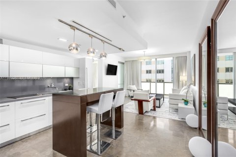Condo in Miami Beach, Florida, 1 bedroom № 1997596 - photo 2