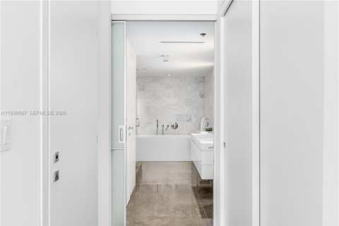 Condo in Miami Beach, Florida, 1 bedroom № 1997596 - photo 16