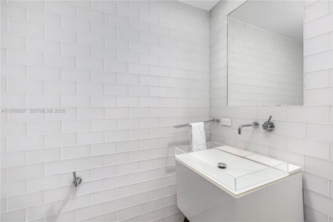 Condo in Miami Beach, Florida, 1 bedroom № 1997596 - photo 26