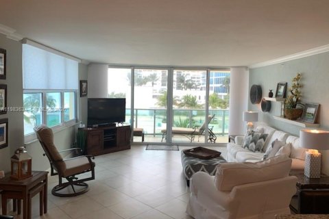 Copropriété à louer à Hollywood, Floride: 2 chambres, 111.3 m2 № 2047360 - photo 15