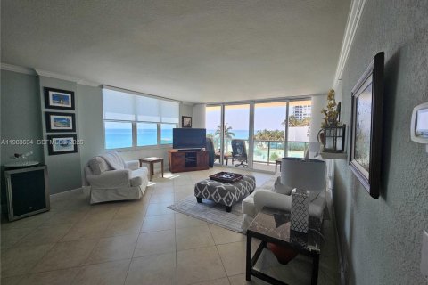 Copropriété à louer à Hollywood, Floride: 2 chambres, 111.3 m2 № 2047360 - photo 3