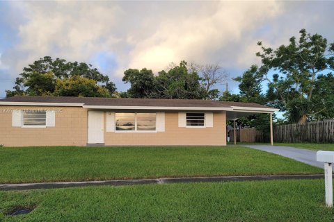 Villa ou maison à louer à Melbourne, Floride: 3 chambres, 106.84 m2 № 1965382 - photo 1