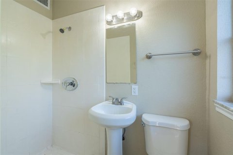House in Orlando, Florida 4 bedrooms, 121.89 sq.m. № 1540239 - photo 28