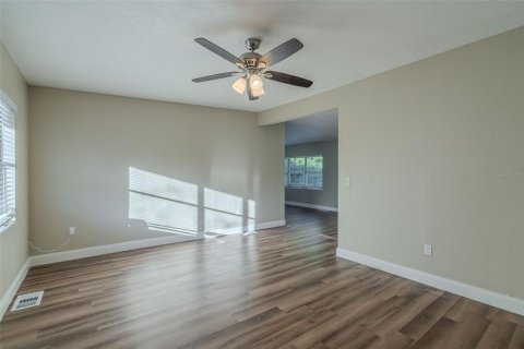 House in Orlando, Florida 4 bedrooms, 121.89 sq.m. № 1540239 - photo 7