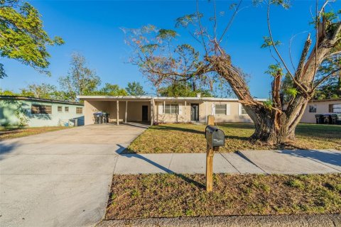 House in Orlando, Florida 4 bedrooms, 121.89 sq.m. № 1540239 - photo 1