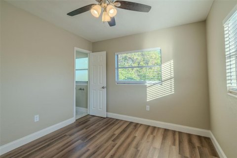 House in Orlando, Florida 4 bedrooms, 121.89 sq.m. № 1540239 - photo 27