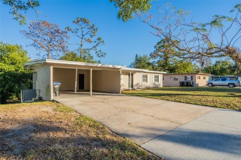 House in Orlando, Florida 4 bedrooms, 121.89 sq.m. № 1540239 - photo 2