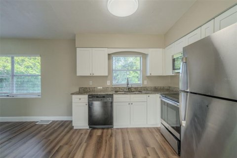 House in Orlando, Florida 4 bedrooms, 121.89 sq.m. № 1540239 - photo 8