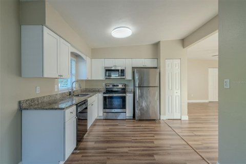 House in Orlando, Florida 4 bedrooms, 121.89 sq.m. № 1540239 - photo 10
