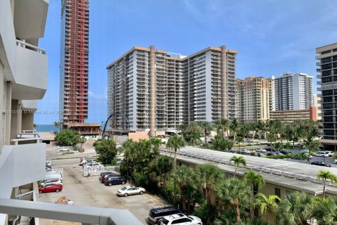 Condominio en alquiler en Hallandale Beach, Florida, 1 dormitorio, 80.82 m2 № 1927478 - foto 19