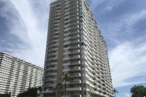 Condominio en alquiler en Hallandale Beach, Florida, 1 dormitorio, 80.82 m2 № 1927478 - foto 27