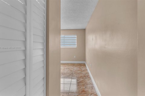 Condo in Hialeah, Florida, 2 bedrooms  № 1811869 - photo 17