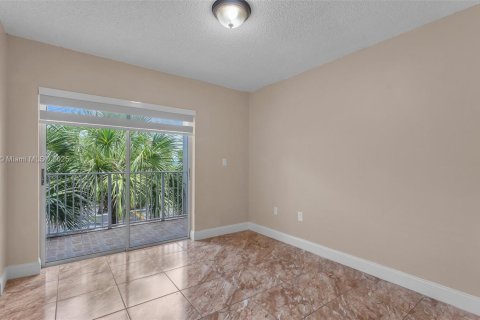 Condo in Hialeah, Florida, 2 bedrooms  № 1811869 - photo 10