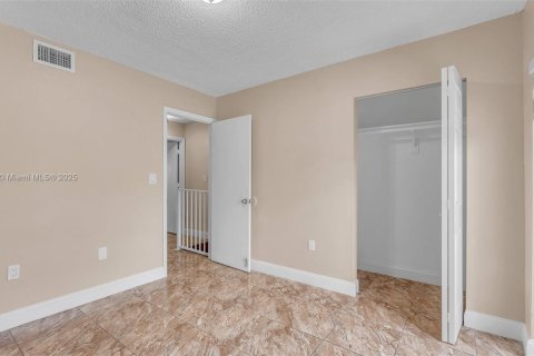 Condo in Hialeah, Florida, 2 bedrooms  № 1811869 - photo 11
