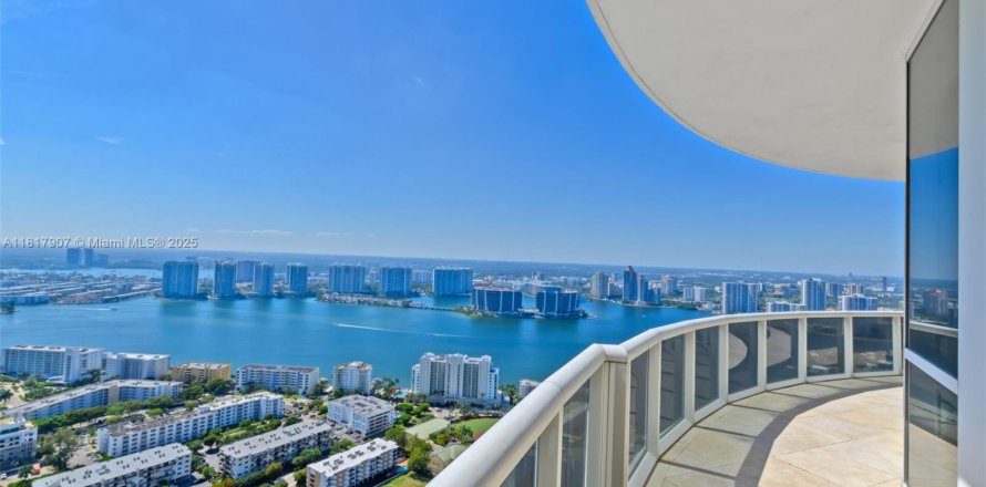 Condominio en Sunny Isles Beach, Florida, 3 dormitorios  № 1774193