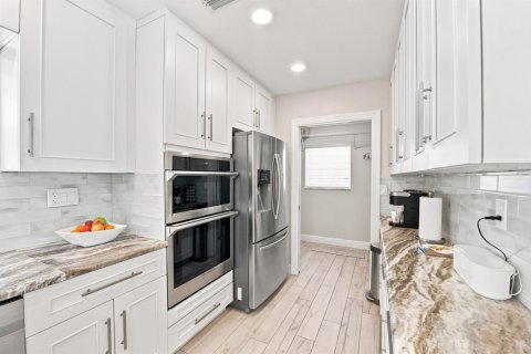 House in Lighthouse Point, Florida 4 bedrooms, 206.61 sq.m. № 2305316 - photo 20