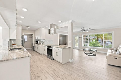 House in Lighthouse Point, Florida 4 bedrooms, 206.61 sq.m. № 2305316 - photo 17