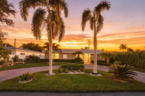 House in Lighthouse Point, Florida 4 bedrooms, 206.61 sq.m. № 2305316