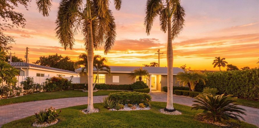 House in Lighthouse Point, Florida 4 bedrooms, 206.61 sq.m. № 2305316