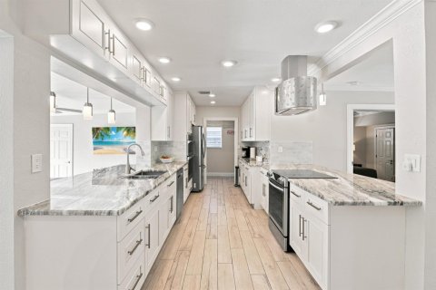 House in Lighthouse Point, Florida 4 bedrooms, 206.61 sq.m. № 2305316 - photo 14