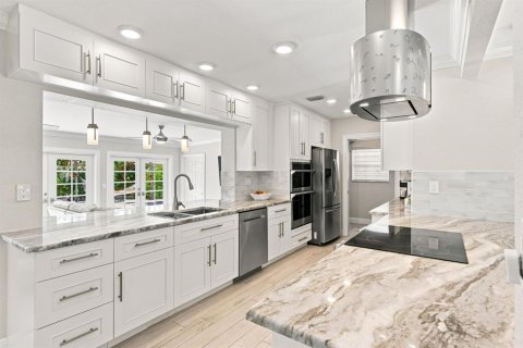 House in Lighthouse Point, Florida 4 bedrooms, 206.61 sq.m. № 2305316 - photo 15