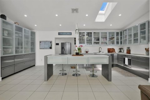 Купить виллу или дом в Майами, Флорида 4 спальни, 278.52м2, № 2069022 - фото 14