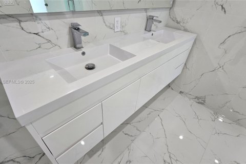 Condo in Miami, Florida, 3 bedrooms  № 1979205 - photo 12