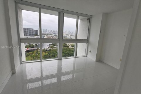 Condo in Miami, Florida, 3 bedrooms  № 1979205 - photo 13