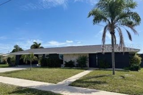 Villa ou maison à Port Charlotte, Floride 4 chambres, 171.5 m2 № 2111529