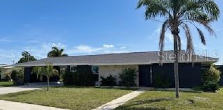 Villa ou maison à Port Charlotte, Floride 4 chambres, 171.5 m2 № 2111529