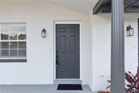 House in Port Richey, Florida 4 bedrooms, 134.8 sq.m. № 2418986 - photo 6