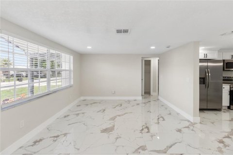 House in Port Richey, Florida 4 bedrooms, 134.8 sq.m. № 2418986 - photo 10