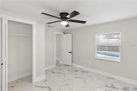 House in Port Richey, Florida 4 bedrooms, 134.8 sq.m. № 2418986 - photo 20