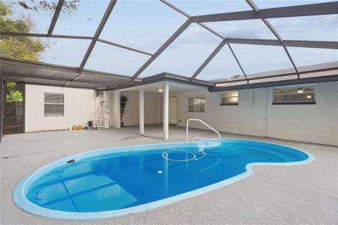 House in Port Richey, Florida 4 bedrooms, 134.8 sq.m. № 2418986 - photo 25