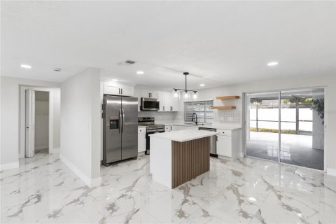 House in Port Richey, Florida 4 bedrooms, 134.8 sq.m. № 2418986 - photo 12