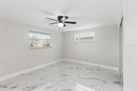 House in Port Richey, Florida 4 bedrooms, 134.8 sq.m. № 2418986 - photo 23