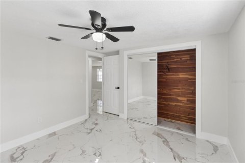 House in Port Richey, Florida 4 bedrooms, 134.8 sq.m. № 2418986 - photo 18