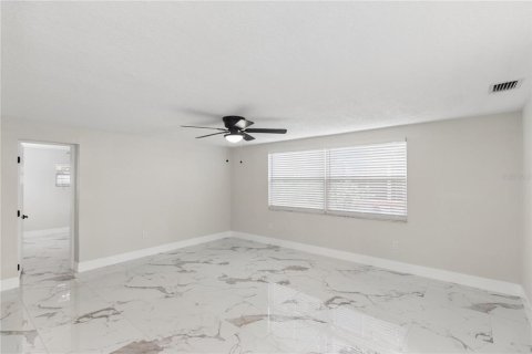 House in Port Richey, Florida 4 bedrooms, 134.8 sq.m. № 2418986 - photo 22