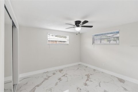 House in Port Richey, Florida 4 bedrooms, 134.8 sq.m. № 2418986 - photo 24