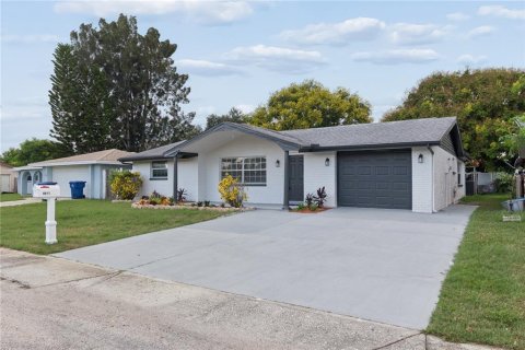 House in Port Richey, Florida 4 bedrooms, 134.8 sq.m. № 2418986 - photo 5